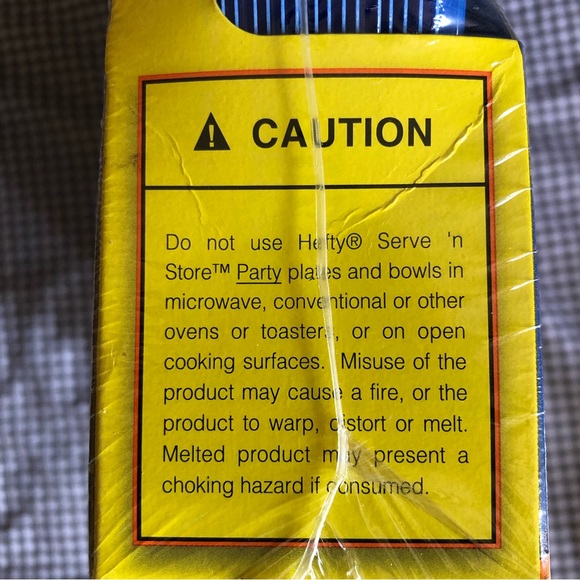 2 Packs of 15 Hefty Serve n Store 10.8” x 10” Plates (1 Red + 1 Blue) - Picture 5 of 15